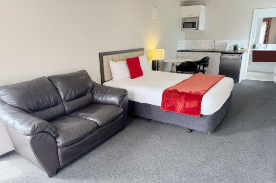 Executive Queen Studio